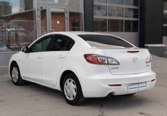 Подержанный автомобиль Mazda Axela Sedan 2012 года (7 фото)