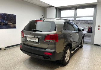 Подержанный автомобиль Kia Sorento 2012 года (4 фото)