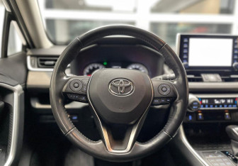 Подержанный автомобиль Toyota RAV4 2019 года (15 фото)