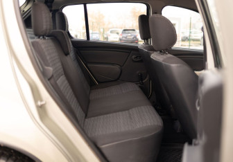 Подержанный автомобиль Renault Sandero 2011 года (15 фото)