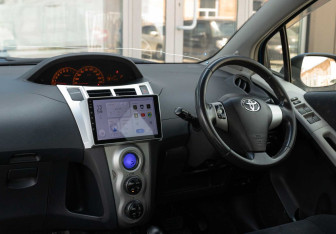 Подержанный автомобиль Toyota Vitz 2009 года (10 фото)