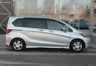 Подержанный автомобиль Honda Freed 2010 года (4 фото)