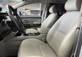 Подержанный автомобиль Kia Carnival 2018 года (8 фото)