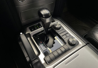 Подержанный автомобиль Toyota Land Cruiser Suv 2018 года (17 фото)