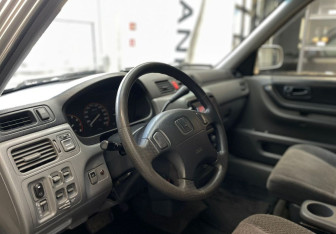 Подержанный автомобиль Honda CR-V 1998 года (8 фото)