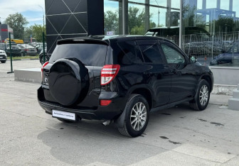 Подержанный автомобиль Toyota RAV4 2011 года (5 фото)