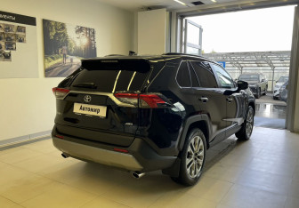 Подержанный автомобиль Toyota RAV4 2021 года (4 фото)