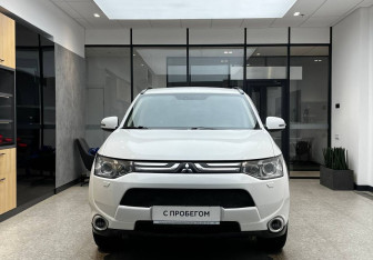 Подержанный автомобиль Mitsubishi Outlander 2013 года (3 фото)
