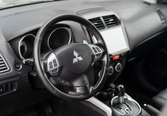 Подержанный автомобиль Mitsubishi ASX 2011 года (11 фото)