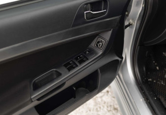 Подержанный автомобиль Mitsubishi Lancer Hatchback 2008 года (16 фото)