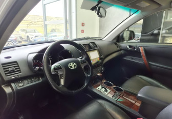 Подержанный автомобиль Toyota Highlander 2011 года (7 фото)
