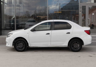 Подержанный автомобиль Renault Logan Sedan 2015 года (8 фото)