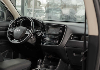 Подержанный автомобиль Mitsubishi Outlander 2016 года (10 фото)