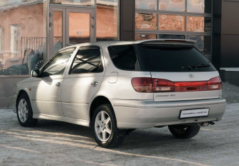 Подержанный автомобиль Toyota Vista Wagon 2003 года (7 фото)
