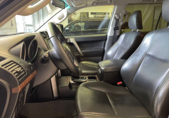 Подержанный автомобиль Toyota Land Cruiser Prado 2010 года (10 фото)