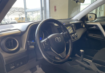 Подержанный автомобиль Toyota RAV4 2013 года (7 фото)