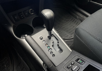 Подержанный автомобиль Toyota RAV4 2010 года (13 фото)