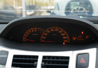 Подержанный автомобиль Toyota Vitz 2009 года (12 фото)