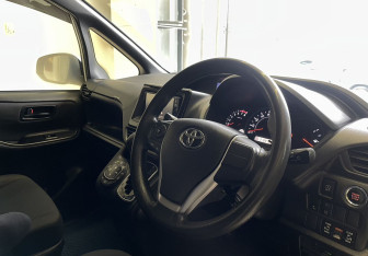 Подержанный автомобиль Toyota Noah Minivan 2017 года (7 фото)