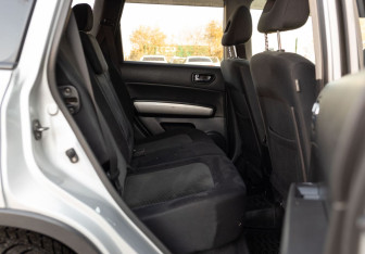 Подержанный автомобиль Nissan X-Trail 2012 года (20 фото)