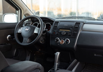 Подержанный автомобиль Nissan Tiida Hatchback 2010 года (10 фото)