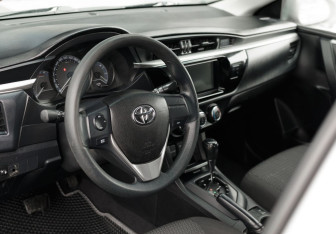 Подержанный автомобиль Toyota Corolla Sedan 2013 года (11 фото)