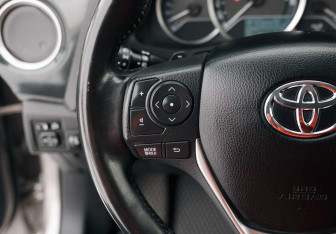 Подержанный автомобиль Toyota Auris Hatchback 2013 года (12 фото)