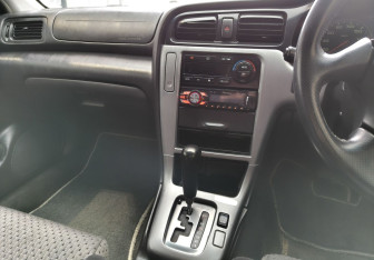 Подержанный автомобиль Subaru Legacy Sedan 2001 года (11 фото)