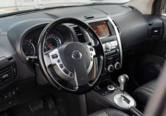 Подержанный автомобиль Nissan X-Trail 2012 года (11 фото)