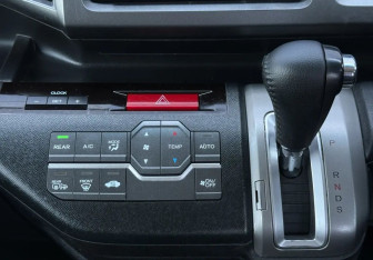 Подержанный автомобиль Honda Stepwgn 2012 года (15 фото)