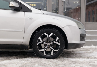 Подержанный автомобиль Ford Focus Sedan 2007 года (9 фото)