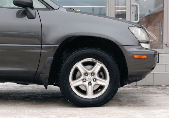 Подержанный автомобиль Lexus RX 2002 года (9 фото)
