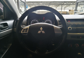 Подержанный автомобиль Mitsubishi Lancer Sedan 2012 года (9 фото)