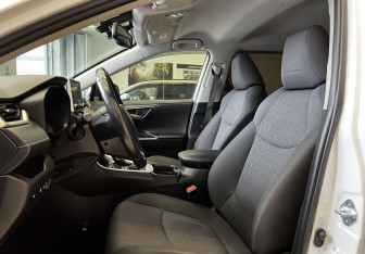 Подержанный автомобиль Toyota RAV4 2020 года (10 фото)