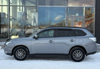 Подержанный автомобиль Mitsubishi Outlander 2012 года (8 фото)