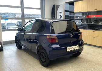 Подержанный автомобиль Toyota Vitz 1999 года (7 фото)