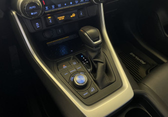 Подержанный автомобиль Toyota RAV4 2021 года (13 фото)