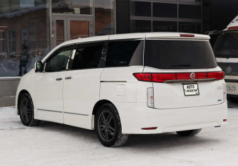 Подержанный автомобиль Nissan Elgrand 2011 года (7 фото)