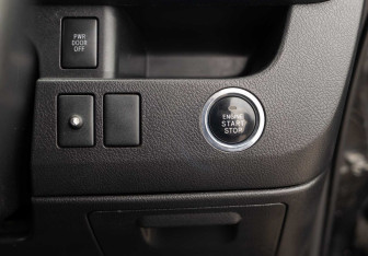 Подержанный автомобиль Toyota Voxy Minivan 2011 года (15 фото)