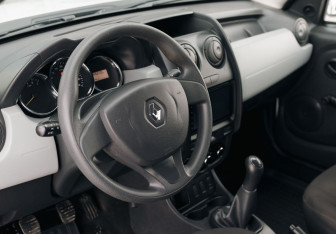 Подержанный автомобиль Renault Duster 2017 года (11 фото)