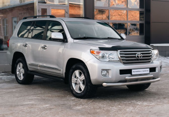 Подержанный автомобиль Toyota Land Cruiser Suv 2012 года (3 фото)