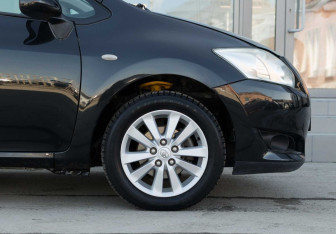 Подержанный автомобиль Toyota Auris Hatchback 2009 года (9 фото)