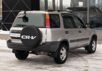 Подержанный автомобиль Honda CR-V 1996 года (5 фото)