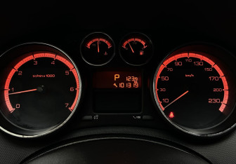 Подержанный автомобиль Peugeot 308 Hatchback 2010 года (8 фото)