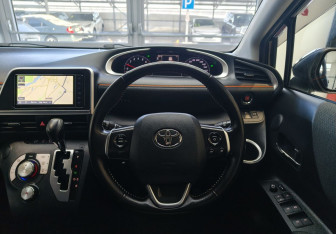 Подержанный автомобиль Toyota Sienta 2021 года (10 фото)