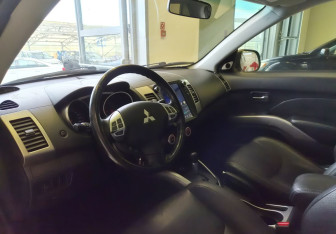 Подержанный автомобиль Mitsubishi Outlander 2008 года (7 фото)