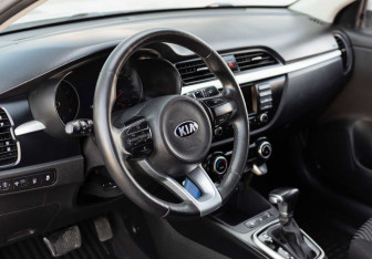 Подержанный автомобиль Kia Rio Sedan 2017 года (11 фото)