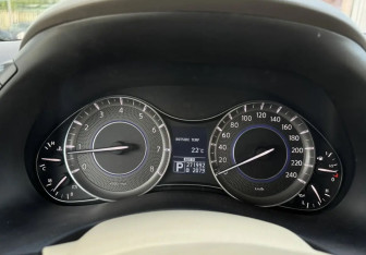 Подержанный автомобиль Infiniti QX56 2012 года (13 фото)