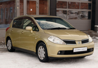 Подержанный автомобиль Nissan Tiida Hatchback 2005 года (3 фото)