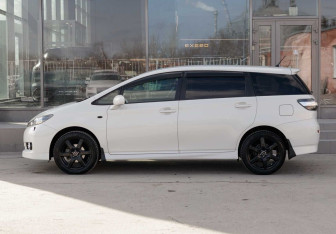 Подержанный автомобиль Toyota Wish Minivan 2012 года (8 фото)